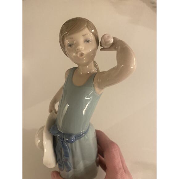 Lladro #5010 "Coiffure Girl with Straw Hat", Spain by Francisco Catala, Mint. - Picture 2 of 8